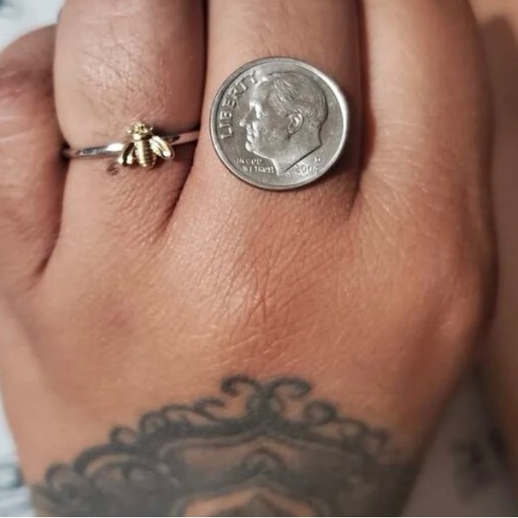 Stunning Bee Ring - Picture 4 of 7